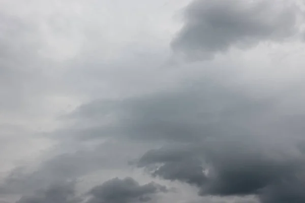 Серое небо перед бурей . — стоковое фото