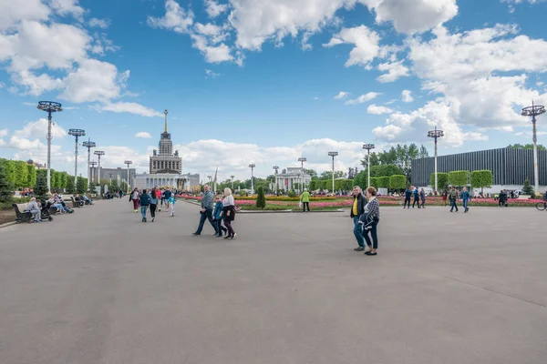 Moscou, Rússia - 27 de maio de 2017: pessoas andando no parque de VDNKh . — Fotografia de Stock