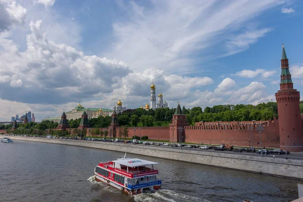 RUSIA, MOSCÚ, 8 de junio de 2017: Vista de los terraplenes, Torres del Kremlin en Moscú — Foto de Stock