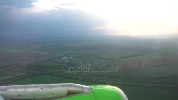 Weergave van wolken vanuit het vliegtuig venster — Stockvideo