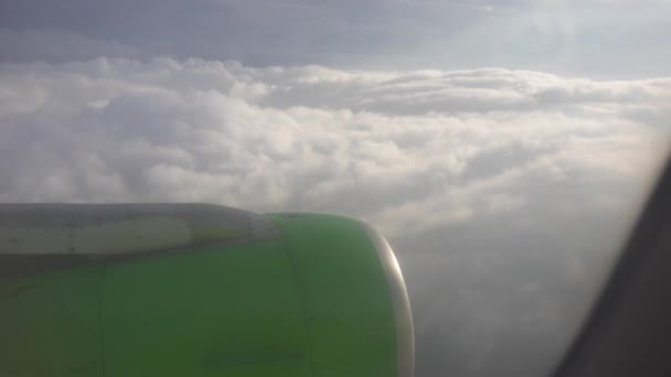 Vue des nuages depuis la fenêtre de l'avion — Video