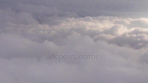 Vista de las nubes desde la ventana del avión — Vídeos de Stock