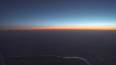 Bulutlar uçak penceresinden bakış