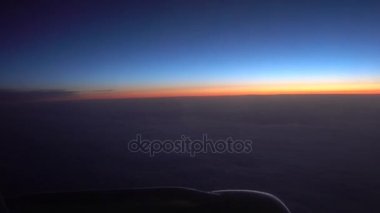 Bulutlar uçak penceresinden bakış