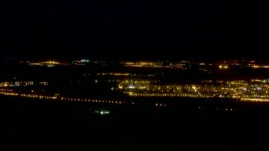 Uçak gece uçan yeri Moskova şehir üzerinde havadan görünümü