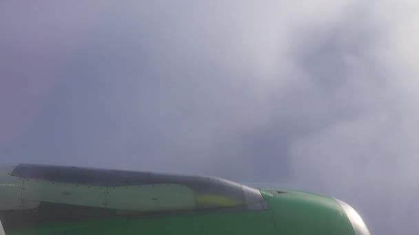 Vista de las nubes desde la ventana del avión — Vídeos de Stock