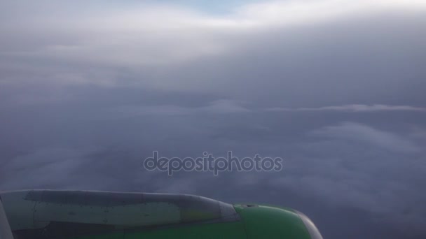 Blick auf Wolken aus dem Flugzeugfenster — Stockvideo