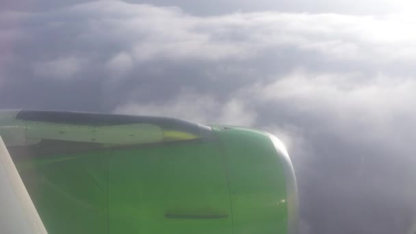 Bulutlar uçak penceresinden bakış — Stok video