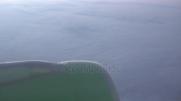 Blick auf Wolken aus dem Flugzeugfenster — Stockvideo