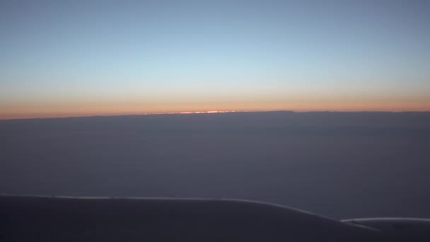 Vista delle nuvole dal finestrino dell'aereo — Video Stock