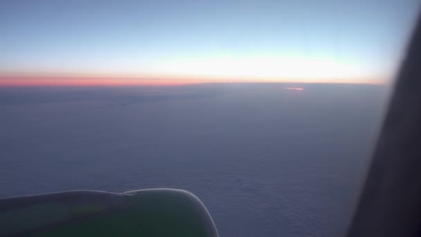 Weergave van wolken vanuit het vliegtuig venster — Stockvideo