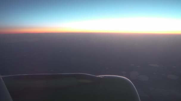 Weergave van wolken vanuit het vliegtuig venster — Stockvideo