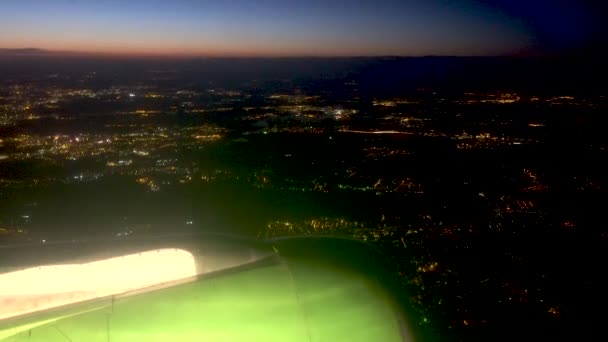 Vue aérienne sur la ville de Moscou depuis un avion volant la nuit — Video