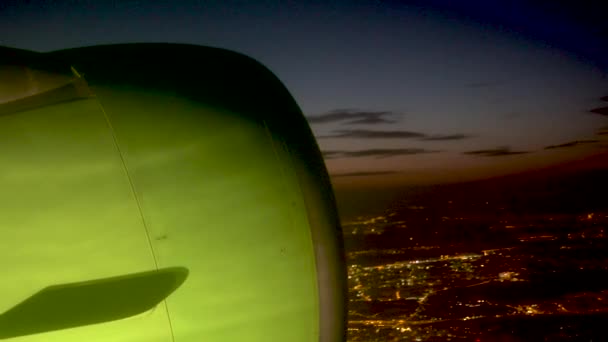 Luchtfoto uitzicht over de stad Moskou van vliegtuig vliegen bij nacht — Stockvideo
