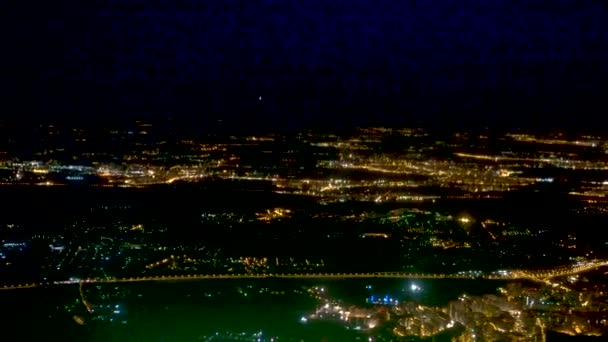 Pemandangan udara di kota Moskow dari pesawat terbang di malam hari — Stok Video