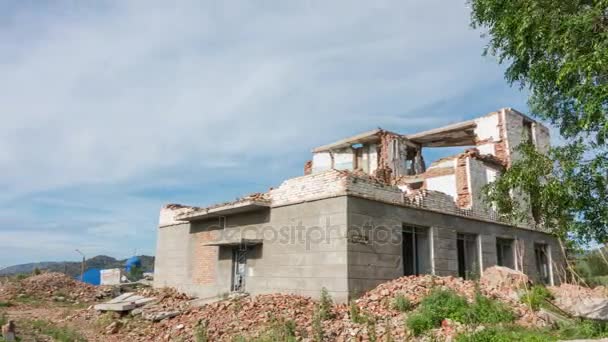 4K timelapse. Il vecchio mattone distrutto edificio a più piani. Cielo blu e nube — Video Stock