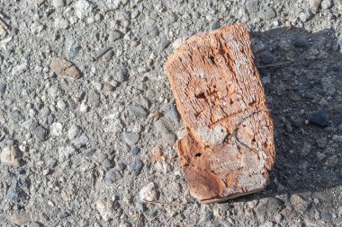 Eski tuğla asfaltta kırık