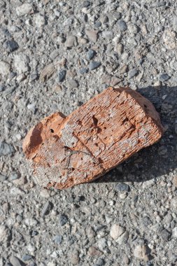 Eski tuğla asfaltta kırık