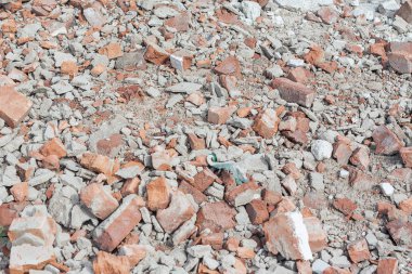 Eski kırık tuğla yığını