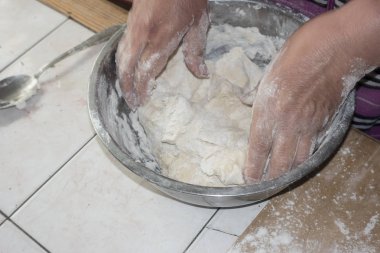 Hamur yoğurma baker görünümünü kapatın. Metal Kupası'nda hamur hazırlama eller.
