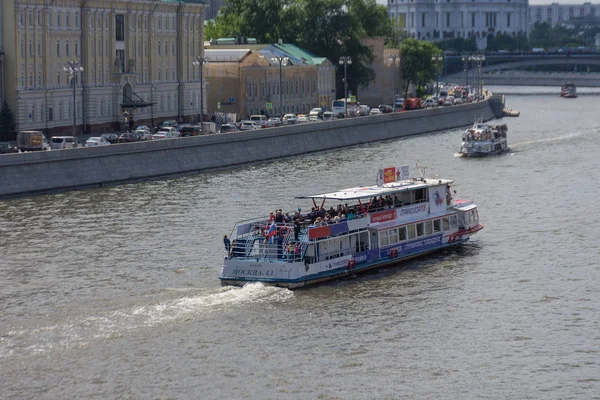 Barco de recreio no rio Moscou . — Fotografia de Stock