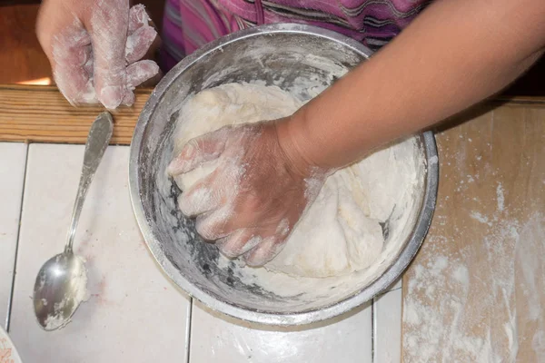 Закрыть вид на пекаря, смешивающего тесто. Руки готовят тесто в металлической чашке . — стоковое фото