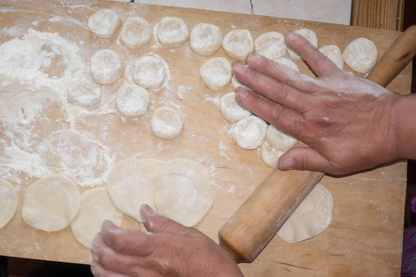 Rolling la pâte avec un rouleau à pâtisserie . — Photo