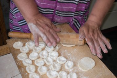 Ahşap Kesim masasına köfte için hamur rulo Elinde oklava