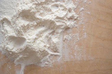 ahşap masa üzerinde beyaz un