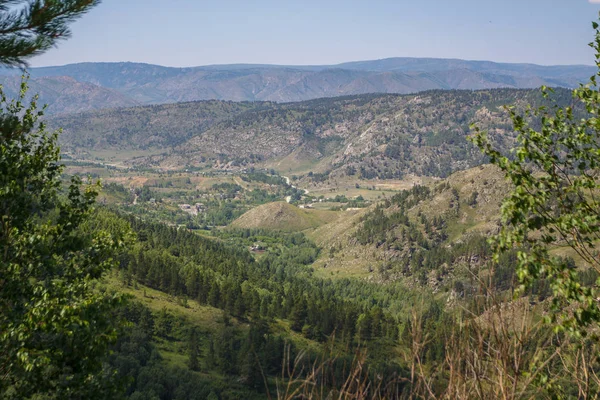 Pohled na hory s lesem v východní Kazachstán — Stock fotografie