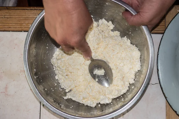 Metal bir kase süzme peynir ve yumurta karıştırma
