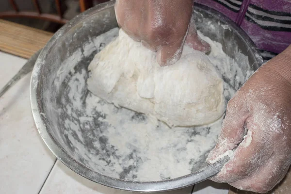 Κλείνω πάνω θέα του baker ζύμωμα. Προετοιμασία ζύμης στο μεταλλικό κύπελλο χέρια. — Φωτογραφία Αρχείου