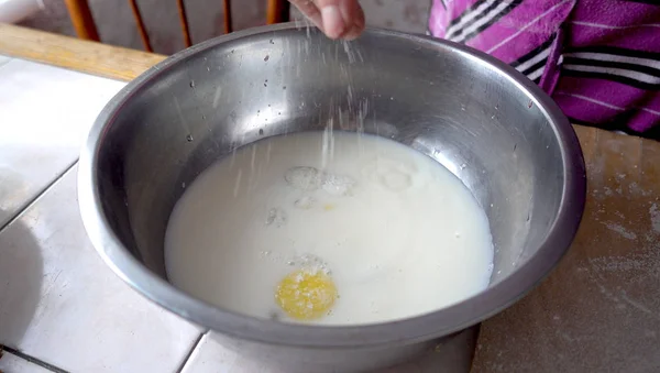 Добавление соли с яйцом и молоком — стоковое фото