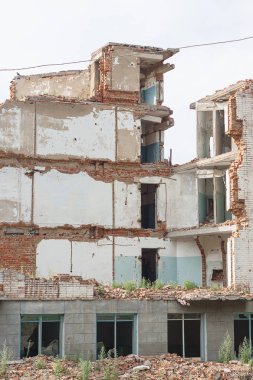 Eski tuğla çok katlı bina yok