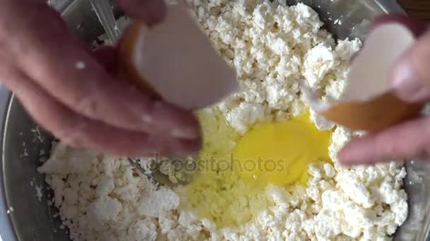 Добавляю яйцо в творог. Подготовка начинки для пельменей . — стоковое видео