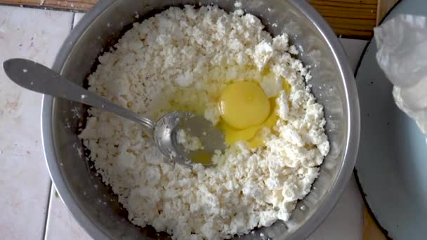 Змішування яйця в сирі . — стокове відео