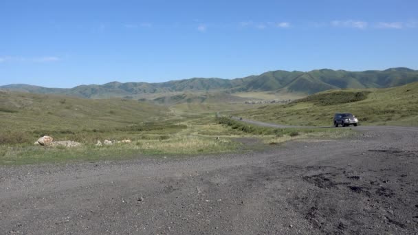Θέα από το χωριό Targyn στο ανατολικό Καζακστάν και τα αυτοκίνητα στο δρόμο. Στα βουνά του Ανατολικού Καζακστάν — Αρχείο Βίντεο