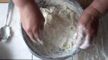 Metal bir kase hamur karıştırma