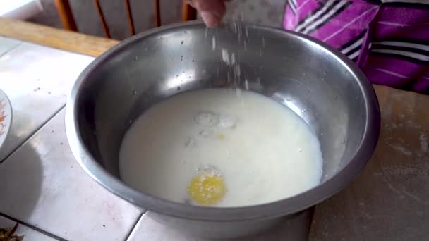 Yumurta ve süt ile tuz ilavesi — Stok video