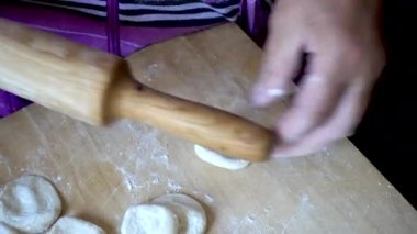 Ahşap Kesim masasına köfte için hamur rulo Elinde oklava