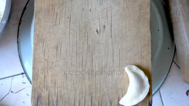 Hazırlanan ve yemek pişirmek için hazır mutfak gemide çiğ köfte