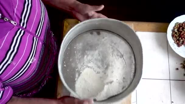 Peneirando a farinha através de uma peneira — Vídeo de Stock