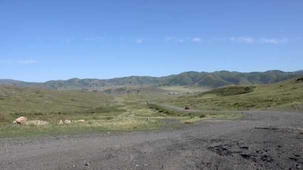 Una vista de la aldea de Targyn en el este de Kazajstán y los coches en la carretera. Montañas del este de Kazajstán — Vídeo de stock