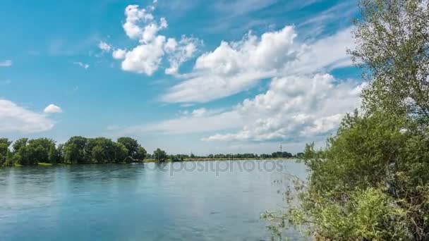 4 k přírodě časová prodleva. Řeka a krásná obloha. — Stock video