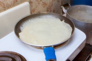 Gözleme hamur kızartma tavası içinde