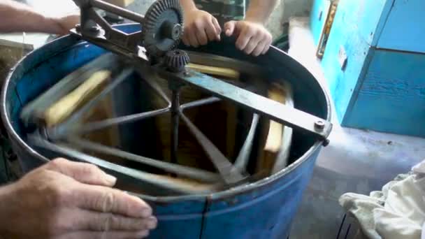 Extracteur centrifuge pratique bleu avec peigne de miel — Video