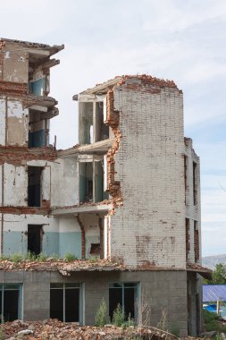 Eski tuğla çok katlı bina yok