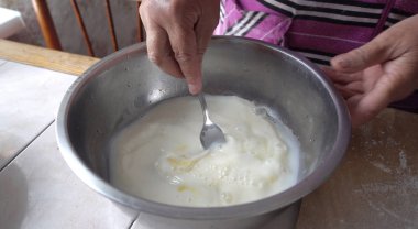 Metal bir kase hamur karıştırma