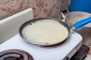 Gözleme hamur kızartma tavası içinde