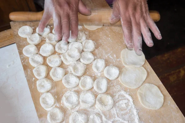 Rolling la pâte avec un rouleau à pâtisserie . — Photo